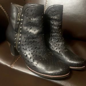 L’artiste black leather hand painted boots